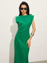 Ärmelloses Kleid mit Rundhalsausschnitt und Schlitz